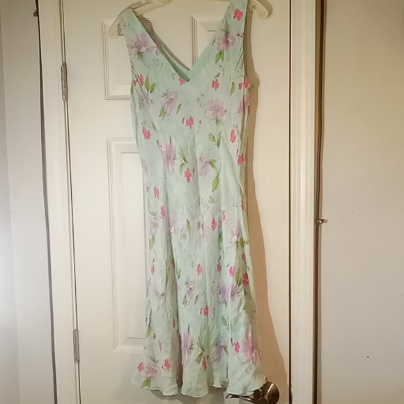 Beautiful dress - Picture 3 of 3